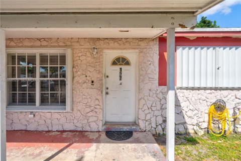 Casa en venta en Miami, Florida, 4 dormitorios, 155.43 m2 № 2028957 - foto 2