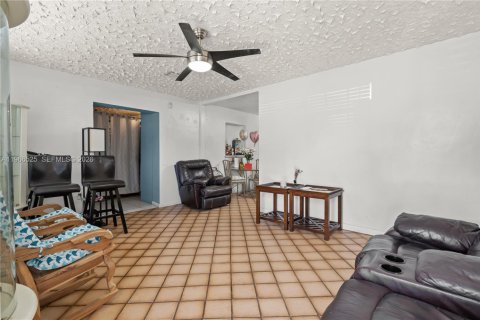 Casa en venta en Miami, Florida, 4 dormitorios, 155.43 m2 № 2028957 - foto 3
