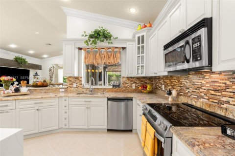 House in Coral Springs, Florida 4 bedrooms, 254.18 sq.m. № 2390724 - photo 11
