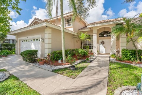 House in Coral Springs, Florida 4 bedrooms, 254.18 sq.m. № 2390724 - photo 4