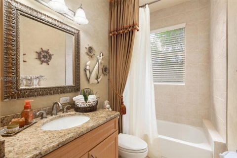House in Coral Springs, Florida 4 bedrooms, 254.18 sq.m. № 2390724 - photo 24