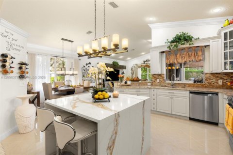 House in Coral Springs, Florida 4 bedrooms, 254.18 sq.m. № 2390724 - photo 3