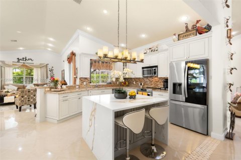 House in Coral Springs, Florida 4 bedrooms, 254.18 sq.m. № 2390724 - photo 10