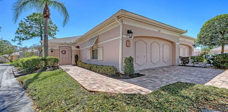 House in Sarasota, Florida 3 bedrooms, 170.75 sq.m. № 2112898