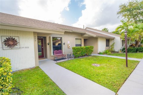 House in Oakland Park, Florida 2 bedrooms, 91.32 sq.m. № 1702618 - photo 1