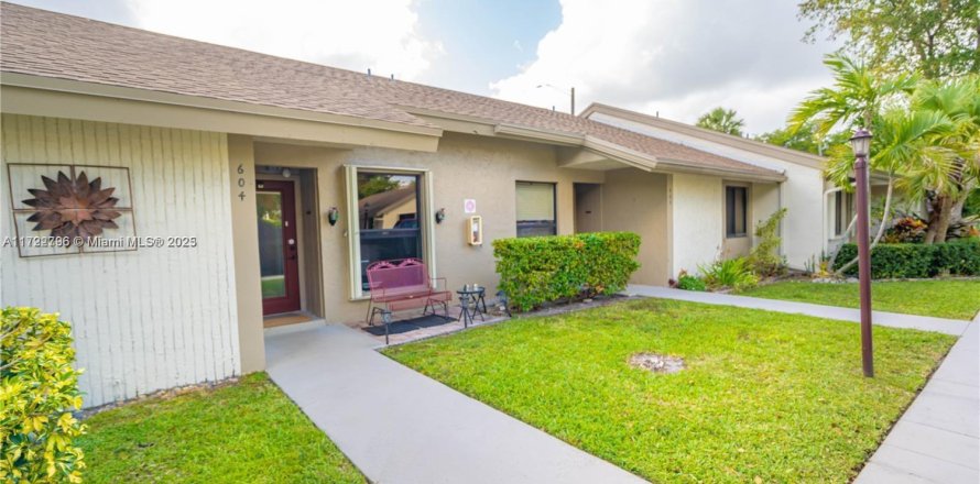 House in Oakland Park, Florida 2 bedrooms, 91.32 sq.m. № 1702618