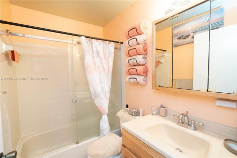 House in Oakland Park, Florida 2 bedrooms, 91.32 sq.m. № 1702618 - photo 10