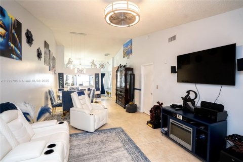 House in Oakland Park, Florida 2 bedrooms, 91.32 sq.m. № 1702618 - photo 5