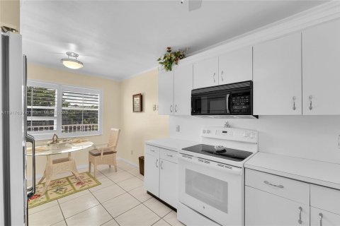 Купить кондоминиум в Санрайз, Флорида 2 спальни, 116.59м2, № 1975676 - фото 11