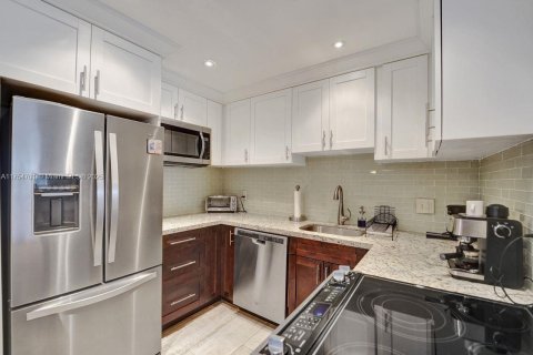 House in Hallandale Beach, Florida 2 bedrooms, 97.55 sq.m. № 1706654 - photo 15