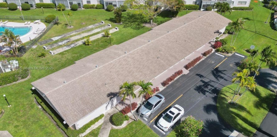 House in Hallandale Beach, Florida 2 bedrooms, 97.55 sq.m. № 1706654