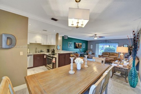 House in Hallandale Beach, Florida 2 bedrooms, 97.55 sq.m. № 1706654 - photo 8