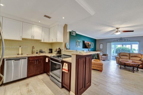 House in Hallandale Beach, Florida 2 bedrooms, 97.55 sq.m. № 1706654 - photo 23