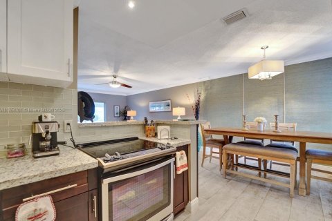 House in Hallandale Beach, Florida 2 bedrooms, 97.55 sq.m. № 1706654 - photo 21