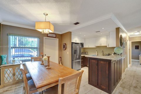 House in Hallandale Beach, Florida 2 bedrooms, 97.55 sq.m. № 1706654 - photo 18
