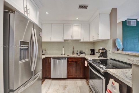 House in Hallandale Beach, Florida 2 bedrooms, 97.55 sq.m. № 1706654 - photo 17