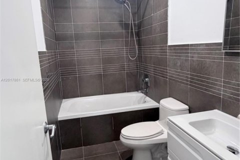 Condo in Miami Beach, Florida, 2 bedrooms  № 2252442 - photo 8