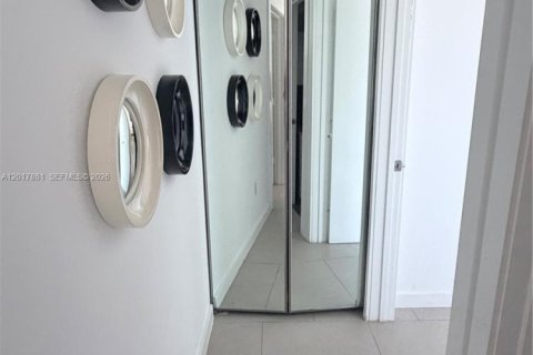 Condo in Miami Beach, Florida, 2 bedrooms  № 2252442 - photo 9