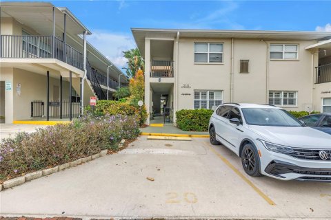 Condo in Saint Petersburg, Florida, 2 bedrooms  № 2092996 - photo 27