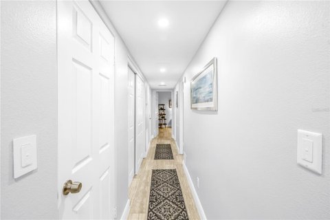 Condo in Saint Petersburg, Florida, 2 bedrooms  № 2092996 - photo 13
