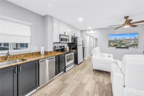 Condo in Saint Petersburg, Florida, 2 bedrooms  № 2092996 - photo 9