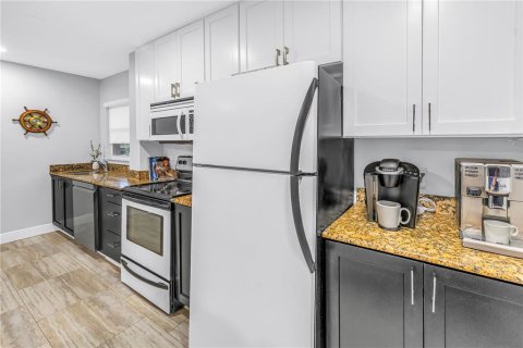 Condo in Saint Petersburg, Florida, 2 bedrooms  № 2092996 - photo 12