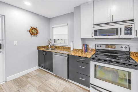 Condo in Saint Petersburg, Florida, 2 bedrooms  № 2092996 - photo 11