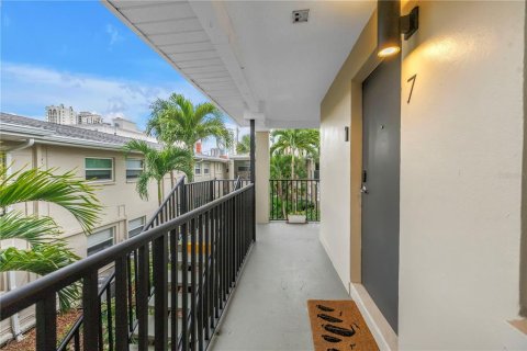 Condo in Saint Petersburg, Florida, 2 bedrooms  № 2092996 - photo 25
