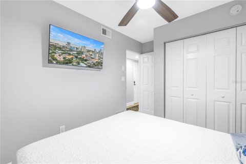 Condo in Saint Petersburg, Florida, 2 bedrooms  № 2092996 - photo 15