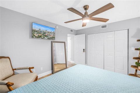Condo in Saint Petersburg, Florida, 2 bedrooms  № 2092996 - photo 17