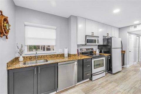 Condo in Saint Petersburg, Florida, 2 bedrooms  № 2092996 - photo 10