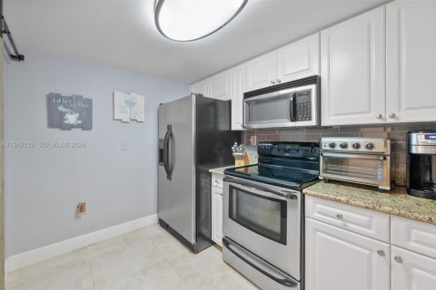 Condo in Fort Lauderdale, Florida, 2 bedrooms  № 2004260 - photo 10
