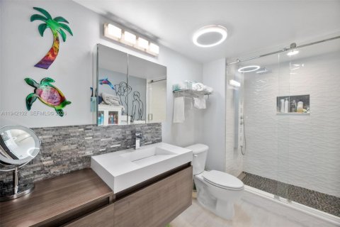 Condo in Fort Lauderdale, Florida, 2 bedrooms  № 2004260 - photo 16