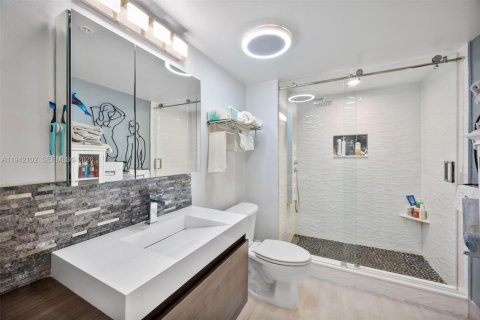 Condo in Fort Lauderdale, Florida, 2 bedrooms  № 2004260 - photo 17