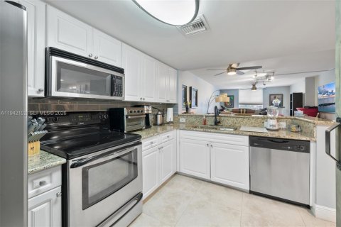 Condo in Fort Lauderdale, Florida, 2 bedrooms  № 2004260 - photo 11