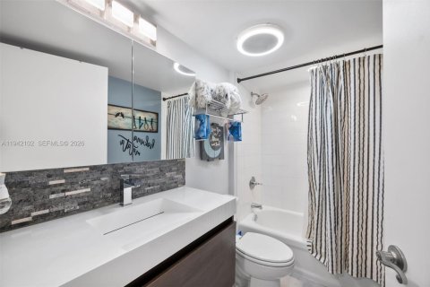 Condo in Fort Lauderdale, Florida, 2 bedrooms  № 2004260 - photo 22