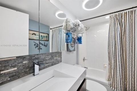 Condo in Fort Lauderdale, Florida, 2 bedrooms  № 2004260 - photo 21
