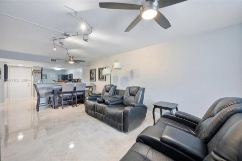 Condo in Fort Lauderdale, Florida, 2 bedrooms  № 2004260 - photo 7