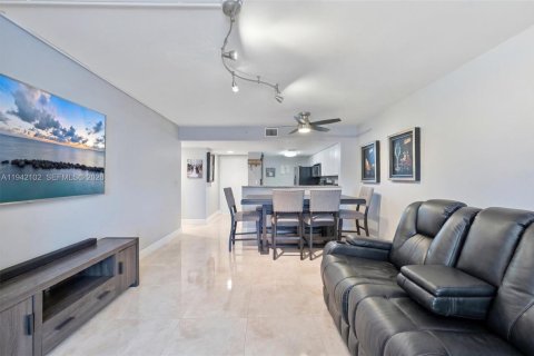 Condo in Fort Lauderdale, Florida, 2 bedrooms  № 2004260 - photo 8