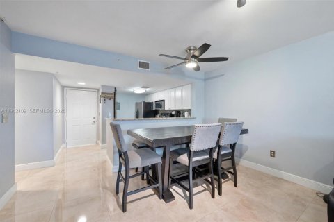 Condo in Fort Lauderdale, Florida, 2 bedrooms  № 2004260 - photo 9