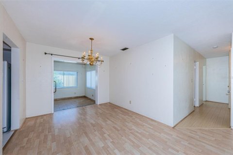 House in Saint Petersburg, Florida 3 bedrooms, 141.03 sq.m. № 1883699 - photo 12