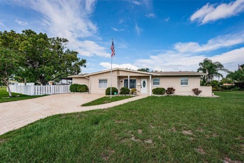 House in Saint Petersburg, Florida 3 bedrooms, 141.03 sq.m. № 1883699 - photo 1