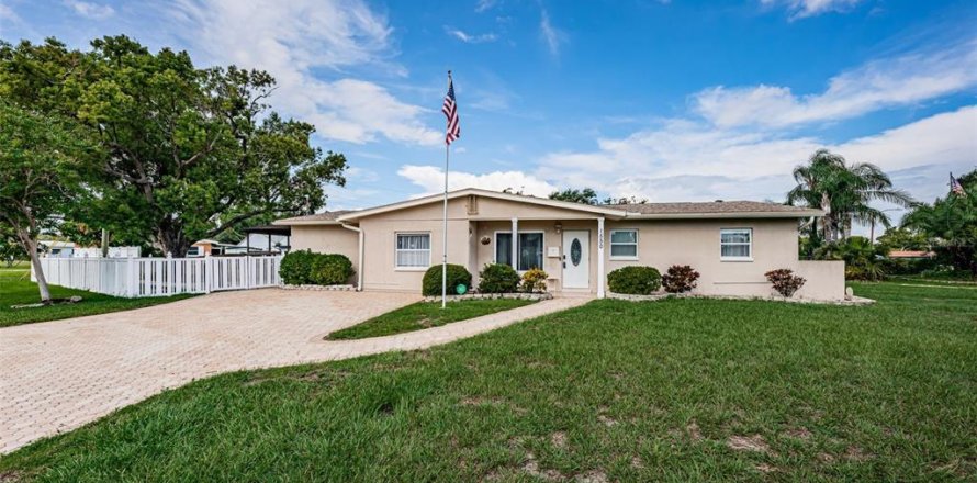 House in Saint Petersburg, Florida 3 bedrooms, 141.03 sq.m. № 1883699