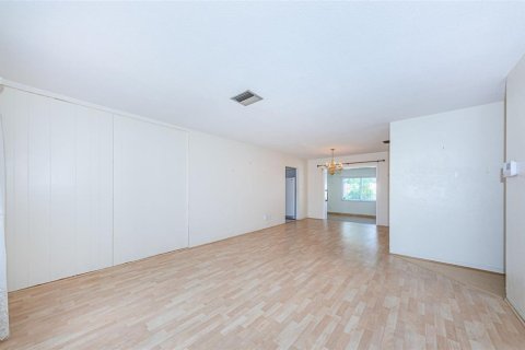 House in Saint Petersburg, Florida 3 bedrooms, 141.03 sq.m. № 1883699 - photo 9