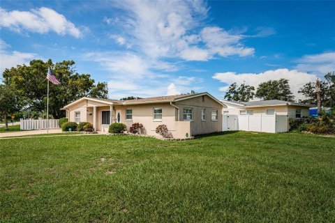 House in Saint Petersburg, Florida 3 bedrooms, 141.03 sq.m. № 1883699 - photo 3
