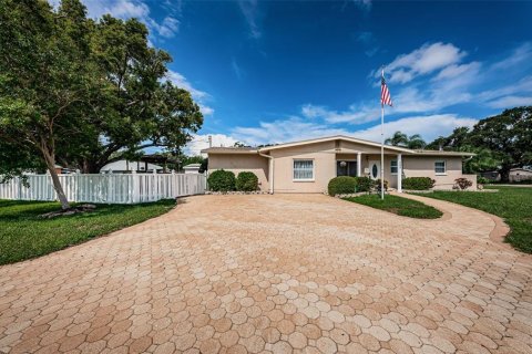 House in Saint Petersburg, Florida 3 bedrooms, 141.03 sq.m. № 1883699 - photo 4