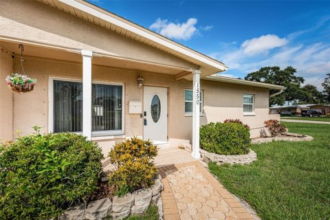 House in Saint Petersburg, Florida 3 bedrooms, 141.03 sq.m. № 1883699 - photo 6