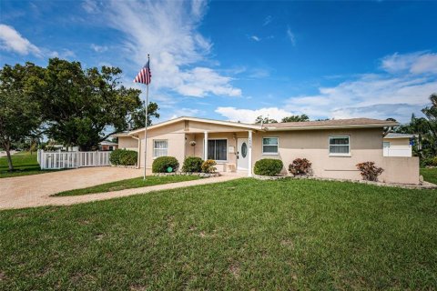 House in Saint Petersburg, Florida 3 bedrooms, 141.03 sq.m. № 1883699 - photo 2
