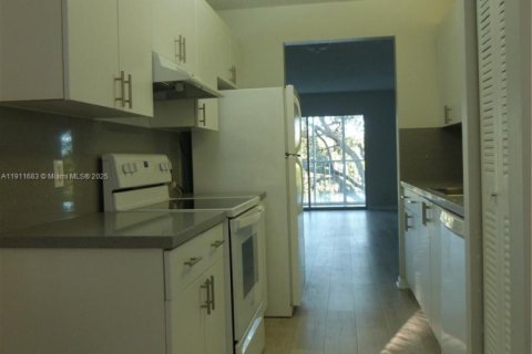 Condominio en venta en Pembroke Pines, Florida, 2 dormitorios, 102.19 m2 № 1968216 - foto 2