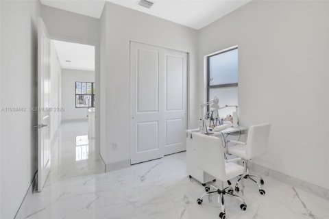 Купить виллу или дом в Мирамар, Флорида 4 спальни, 337.51м2, № 1996042 - фото 18